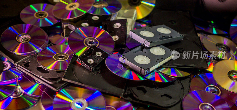 许多光盘和一些hi-8, VHS和dv-cam录像带
